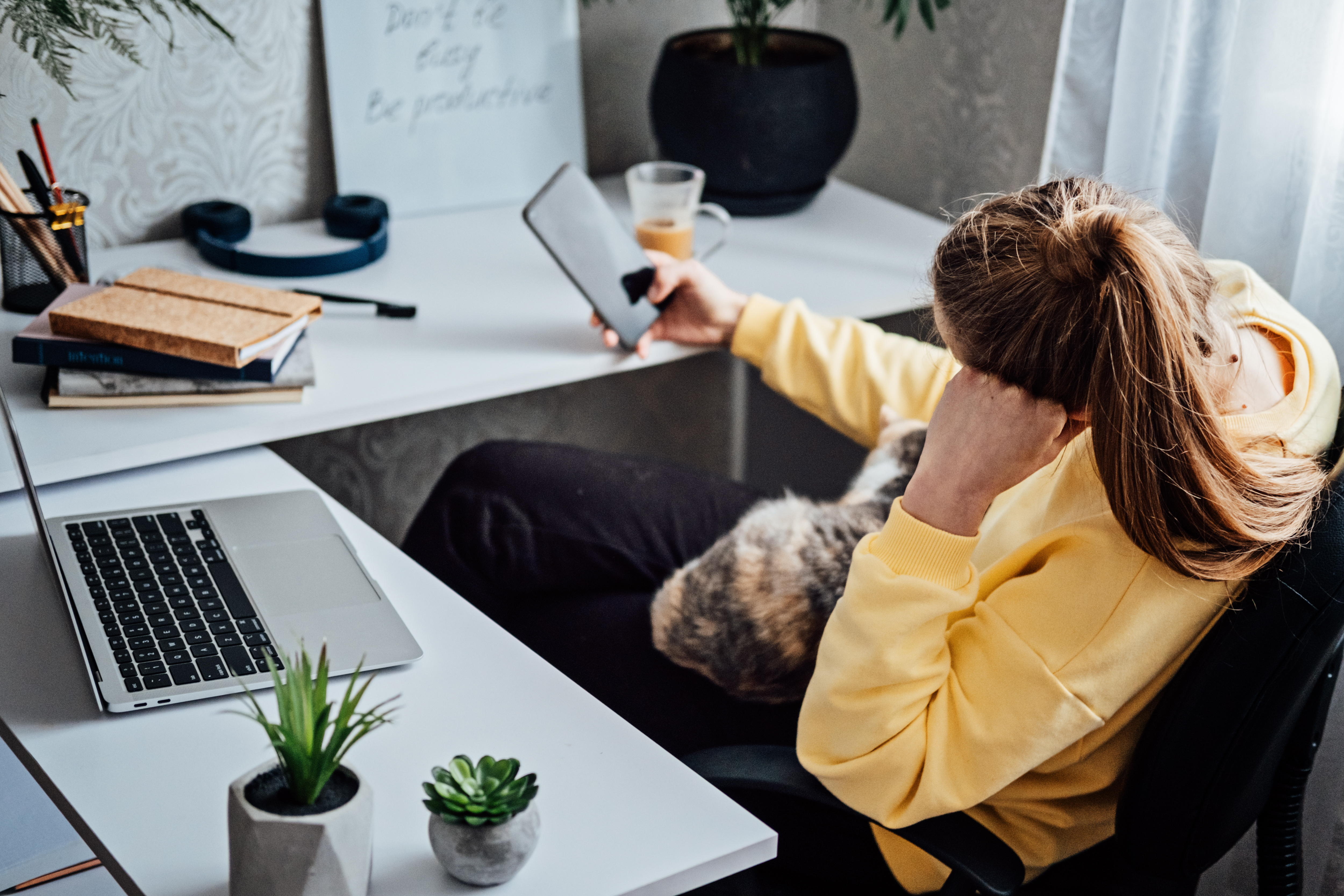 Why the Digital World Is Harder for Adults With ADHD (and How CBT Helps)